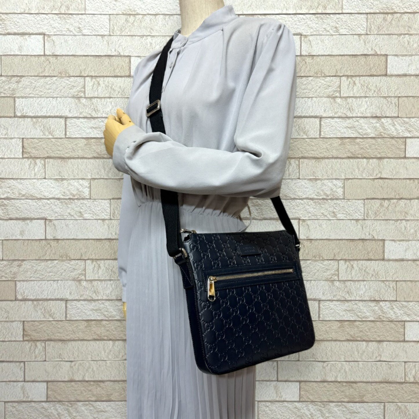 Gucci Navy Leather Shoulder Bag ()