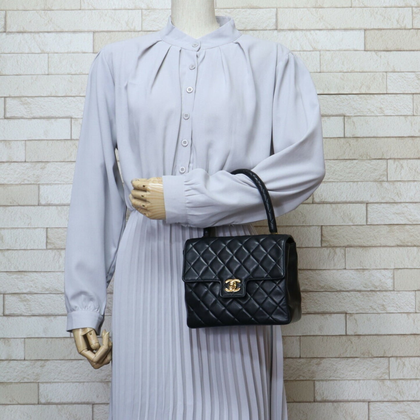 Chanel Black Leather Handbag ()