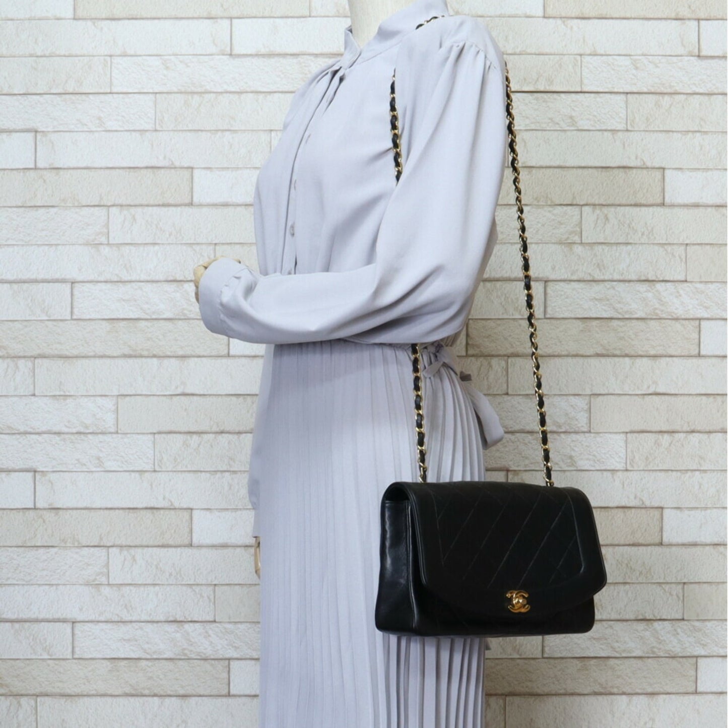 Chanel Black Shoulder Bag ()