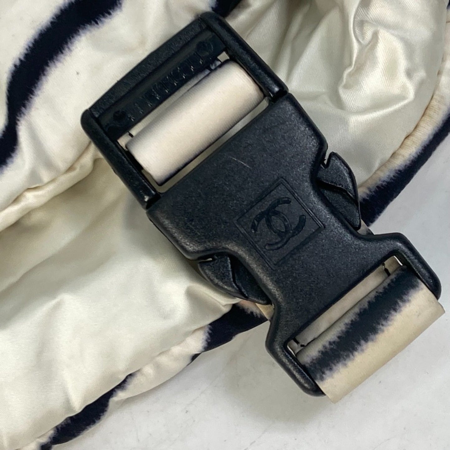 Chanel Black Cloth Shoulder Bag ()