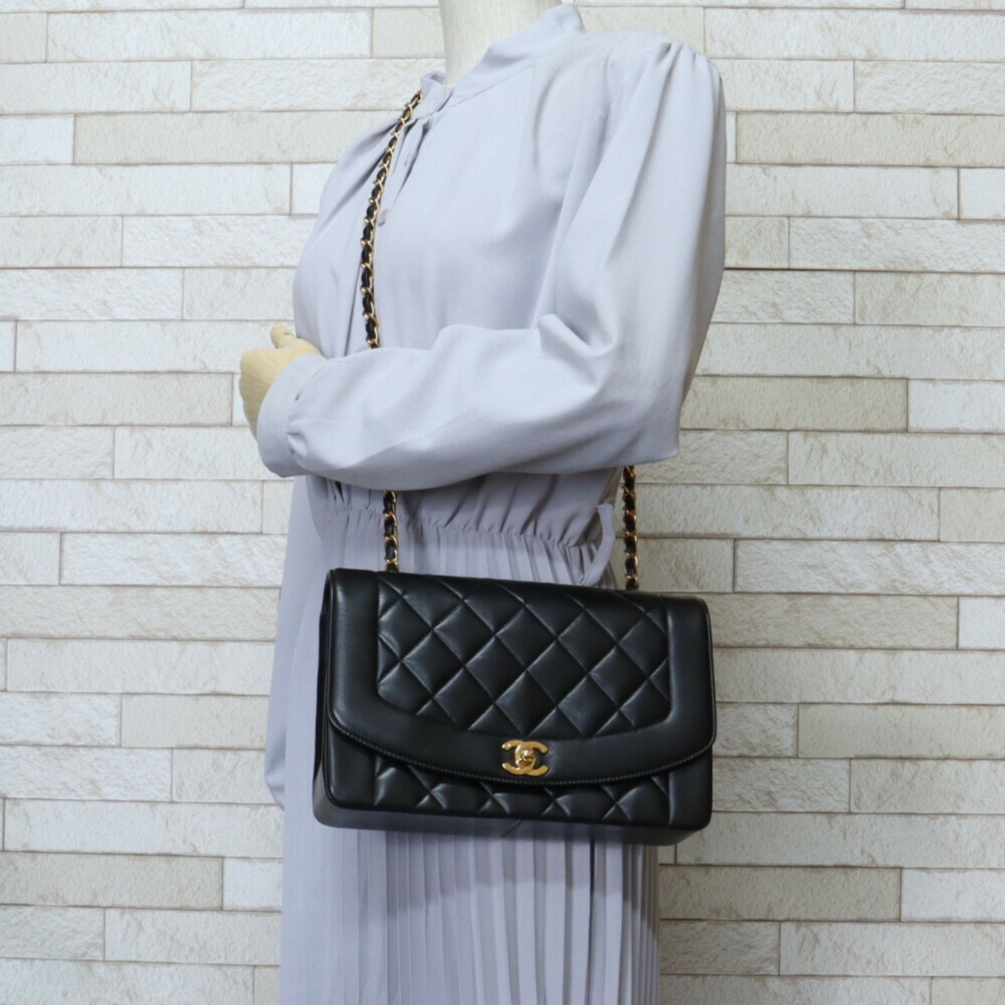 Chanel Black Leather Shoulder Bag ()
