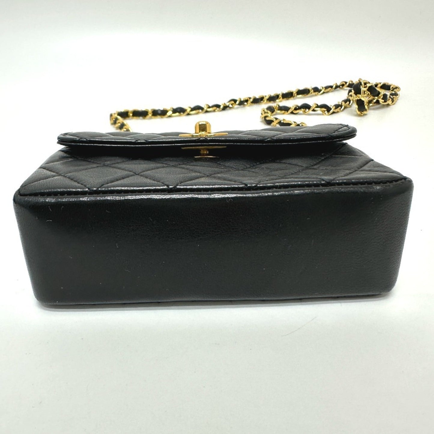 Chanel Black Leather Shoulder Bag ()