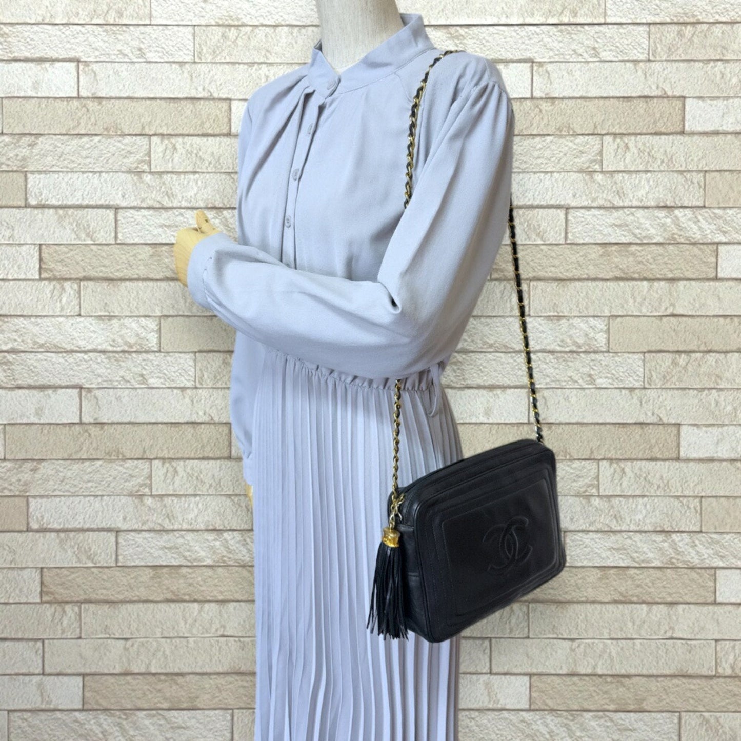 Chanel Black Leather Shoulder Bag ()