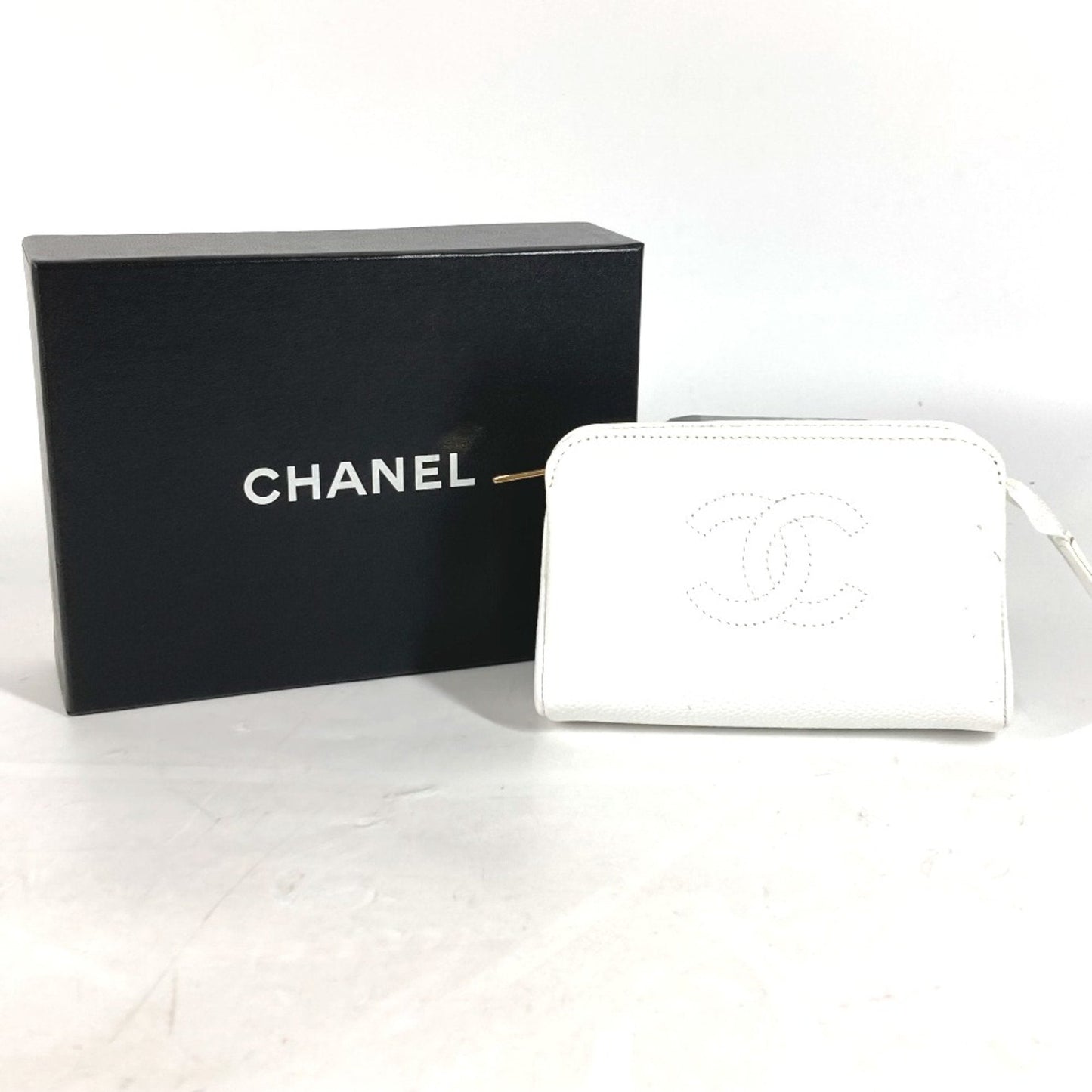 Chanel White Leather Pouch ()