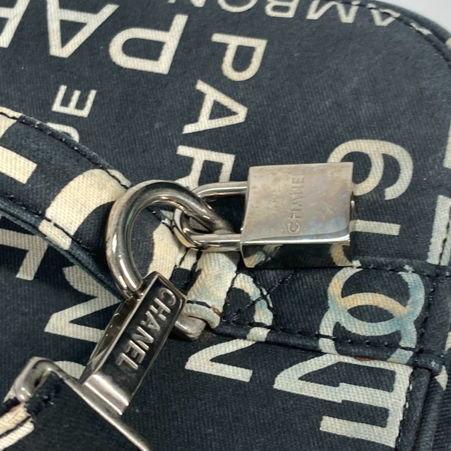 Chanel Black Cloth Handbag ()