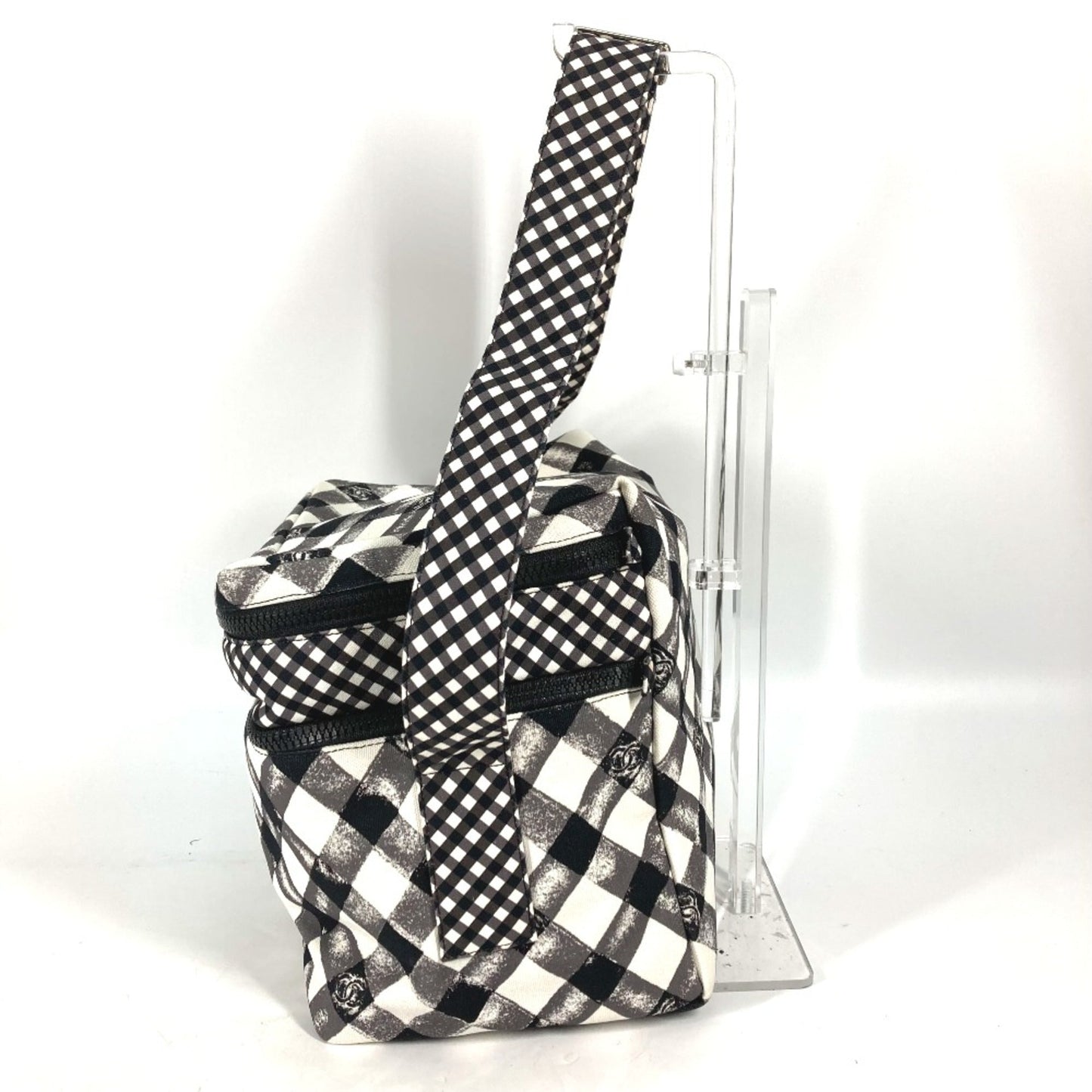 Chanel White Cloth Shoulder Bag ()