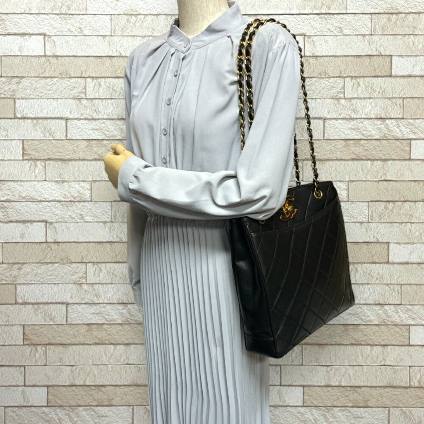 Chanel Black Leather Tote Bag ()