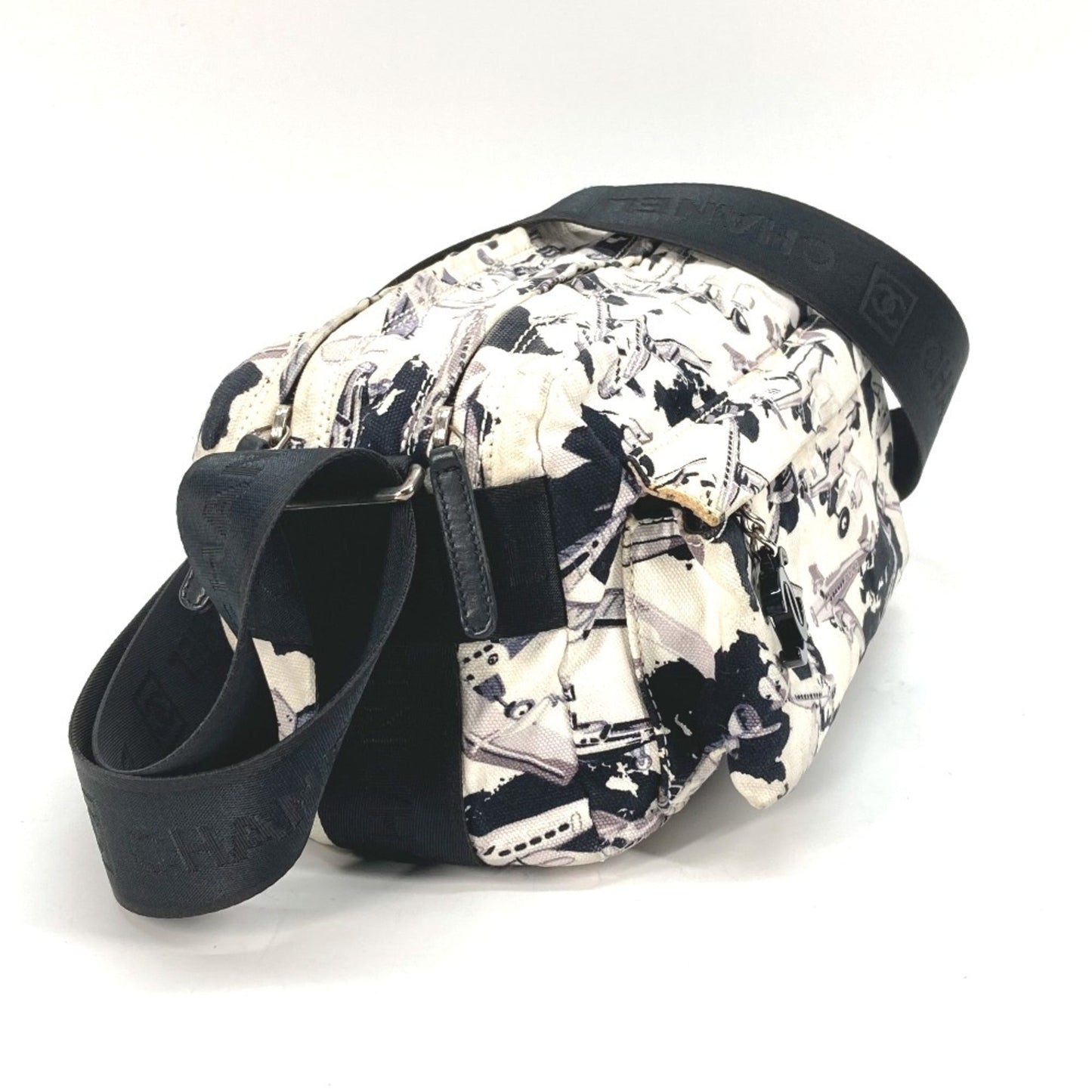 Chanel Black Cloth Shoulder Bag ()