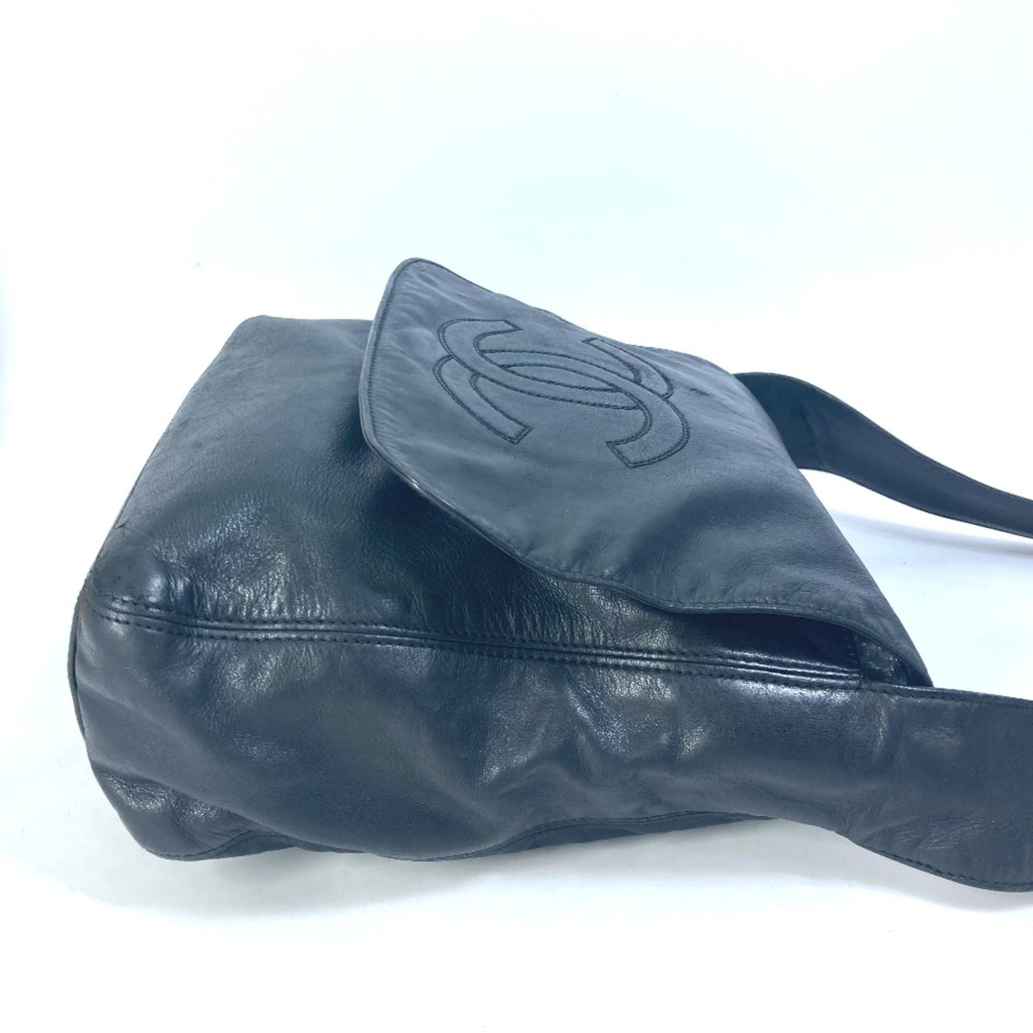 Chanel Black Leather Shoulder Bag ()