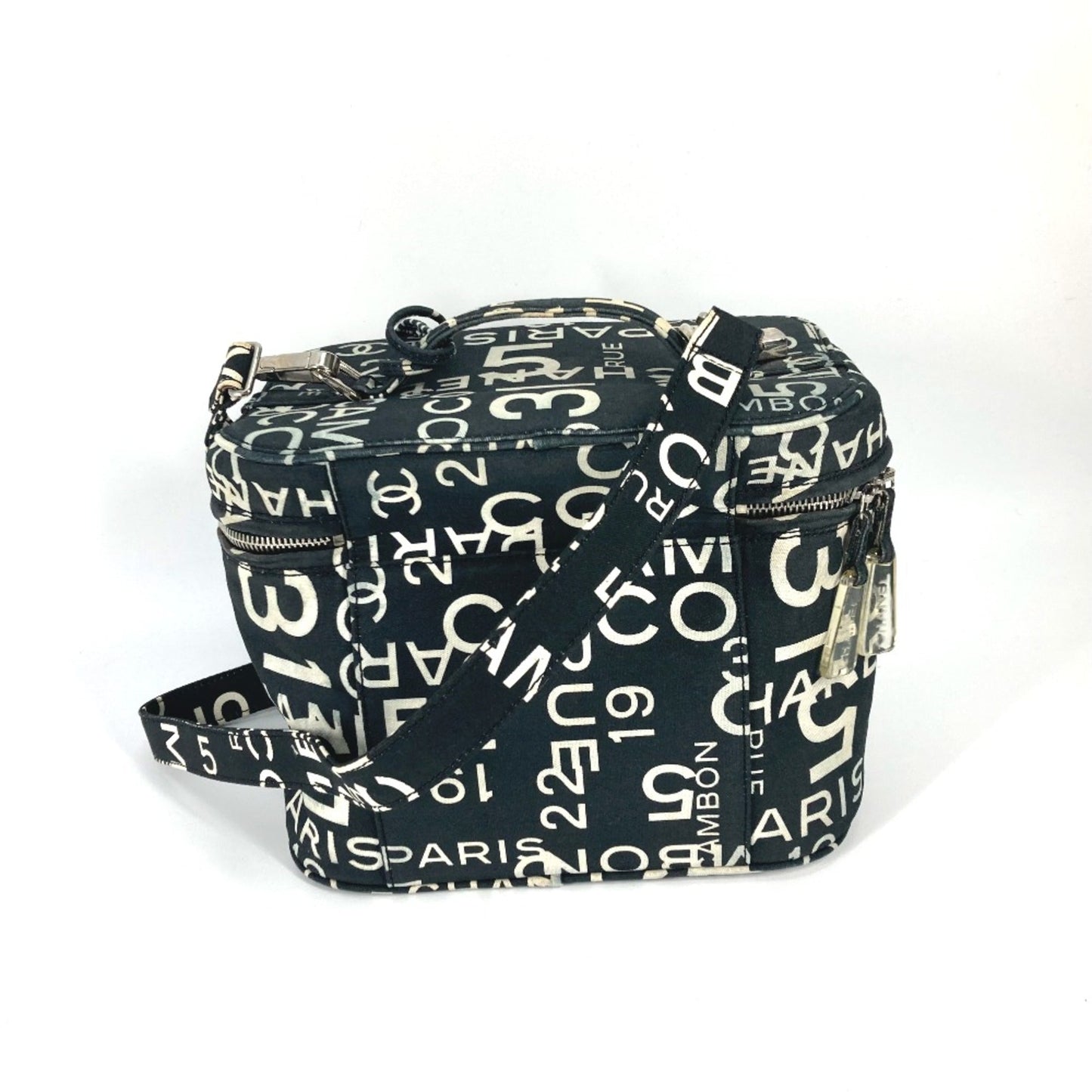 Chanel Black Cloth Handbag ()