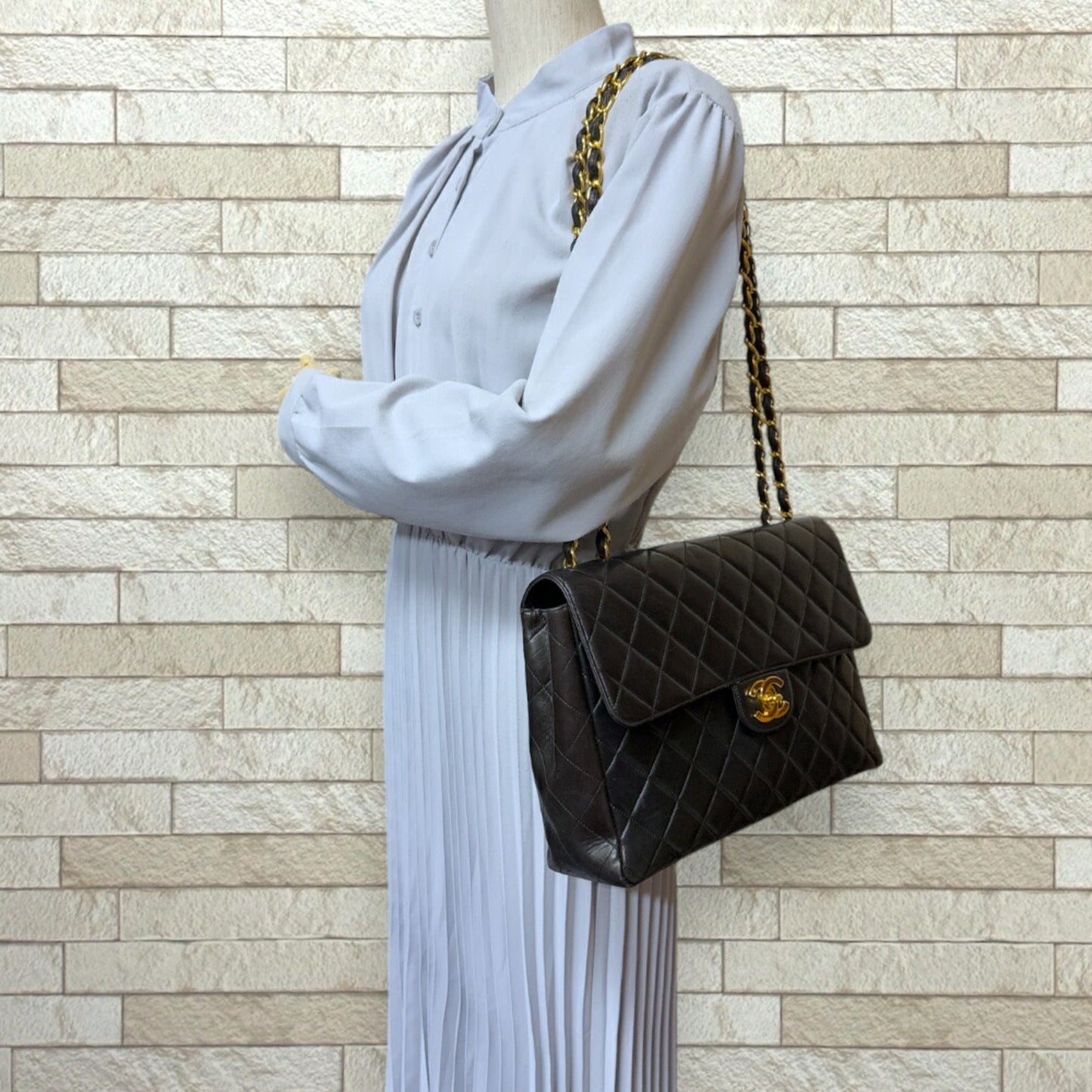 Chanel Black Leather Shoulder Bag ()