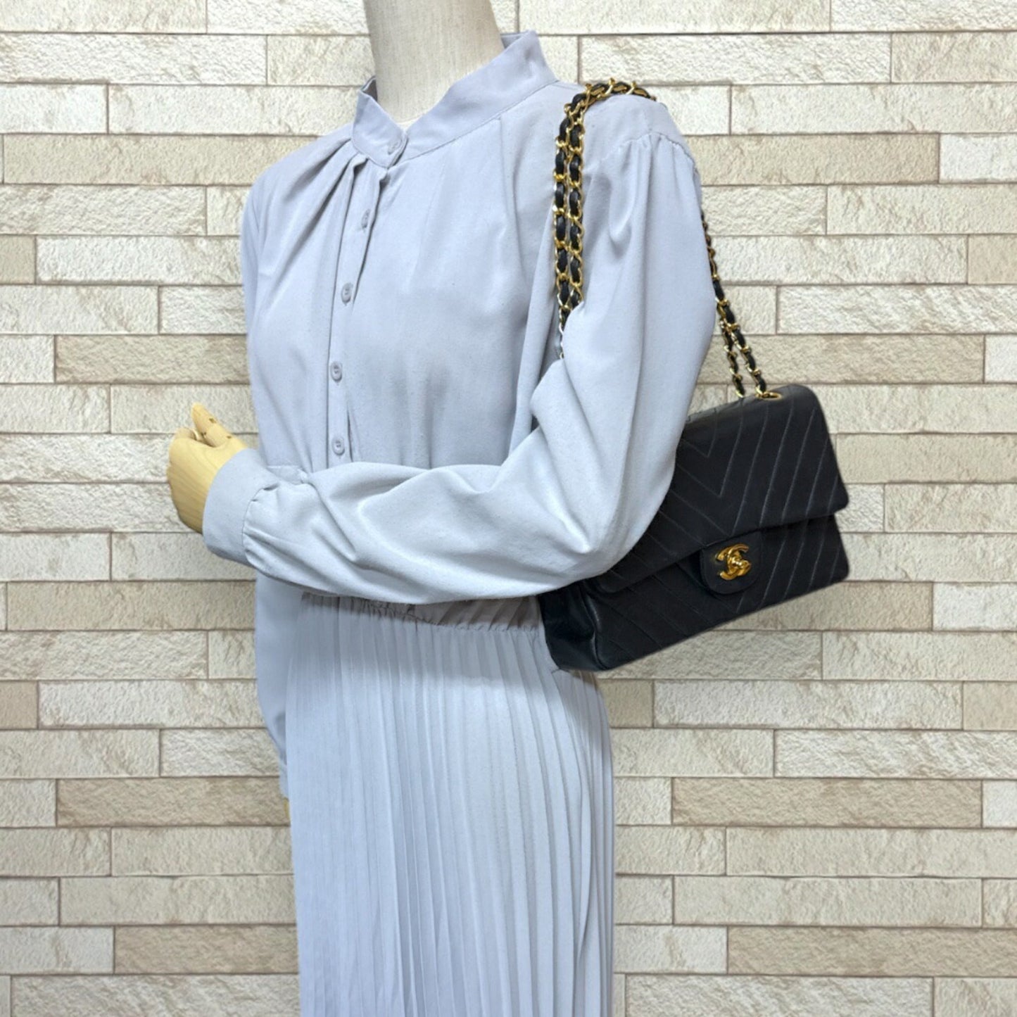 Chanel Black Leather Shoulder Bag ()