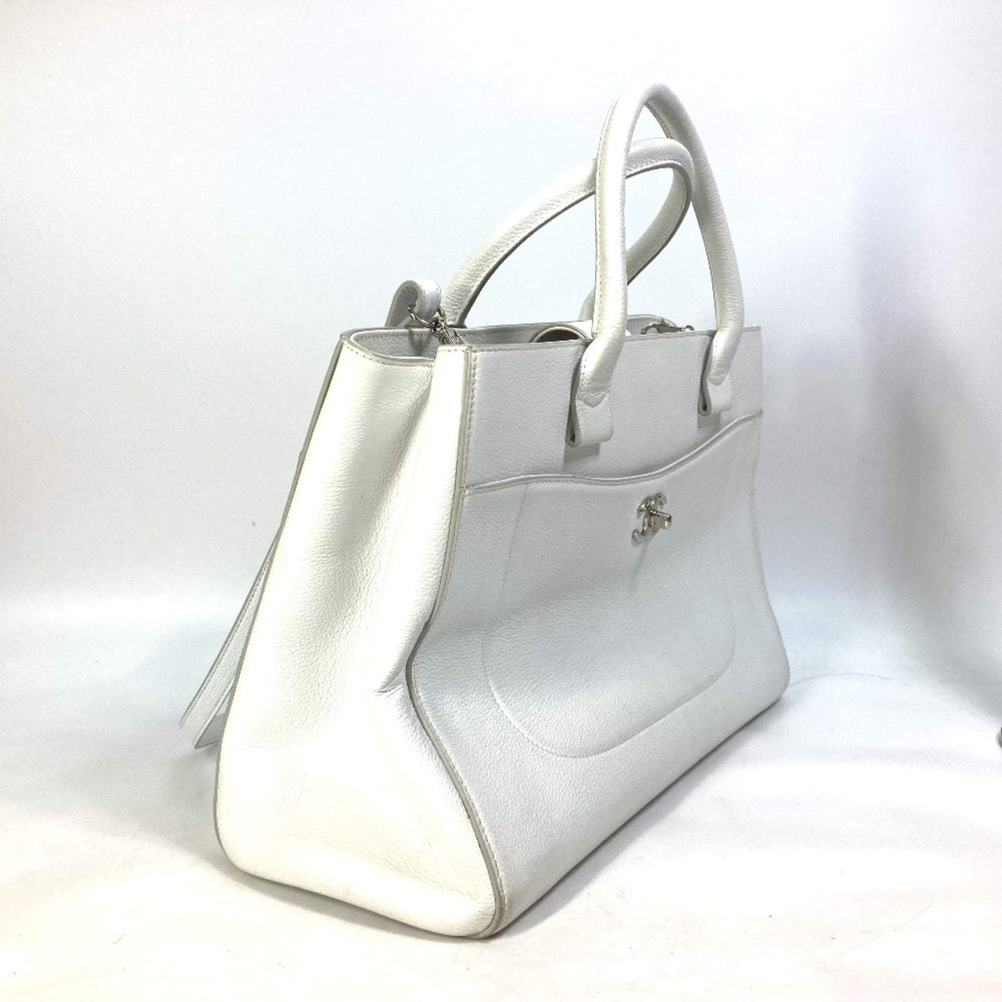 Chanel White Leather Handbag ()
