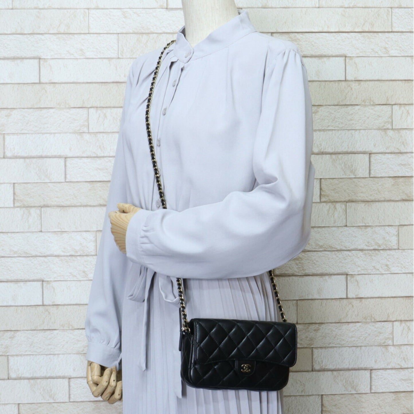 Chanel Black Leather Shoulder Bag ()