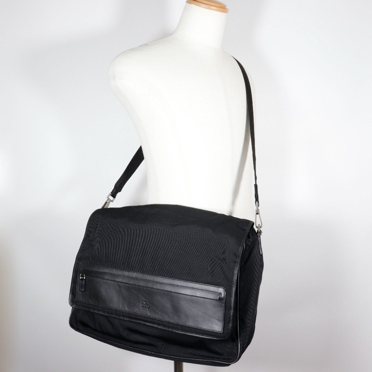 Gucci Black Nylon Canvas Shoulder Bag Sling Bag ()