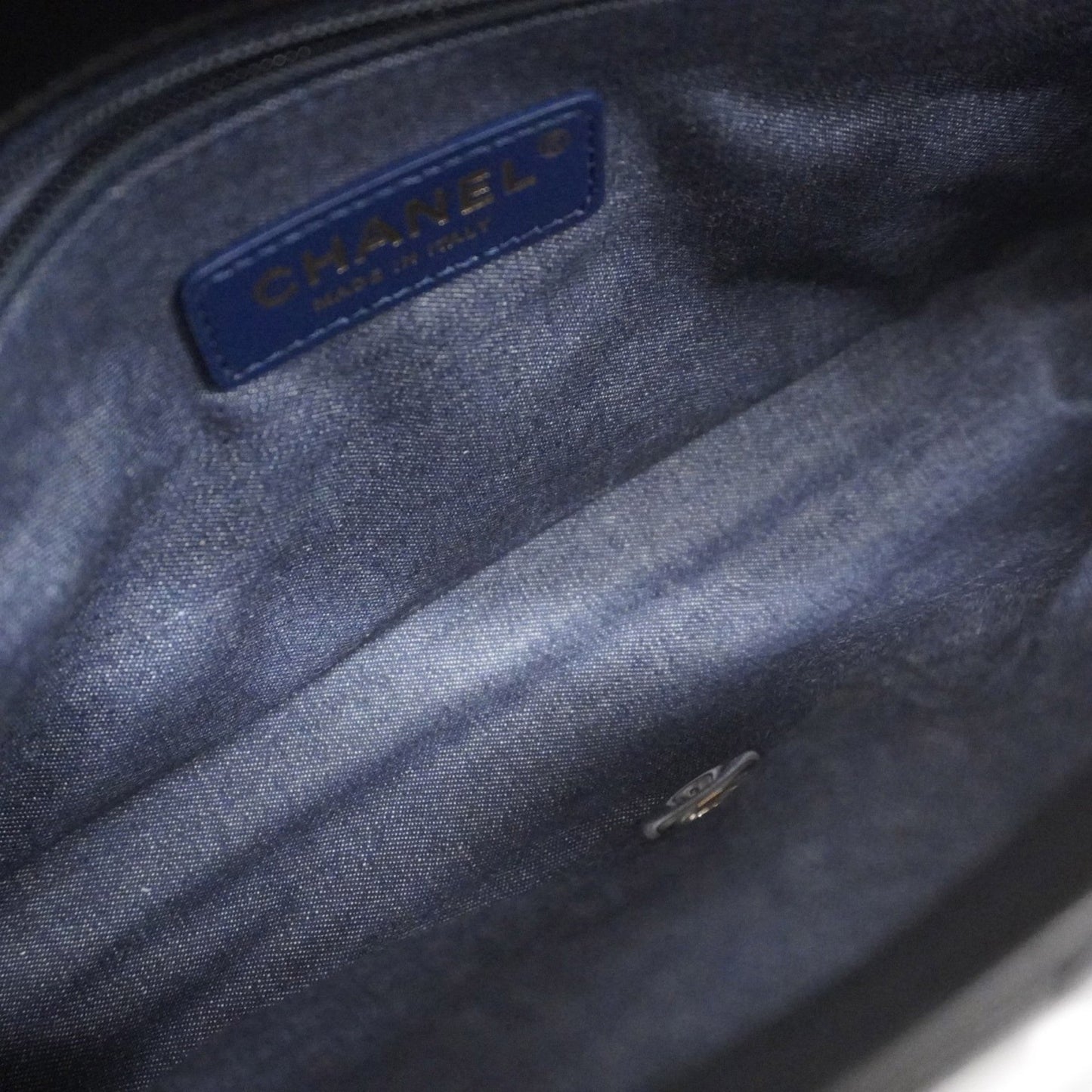 Chanel Black Leather Shoulder Bag ()