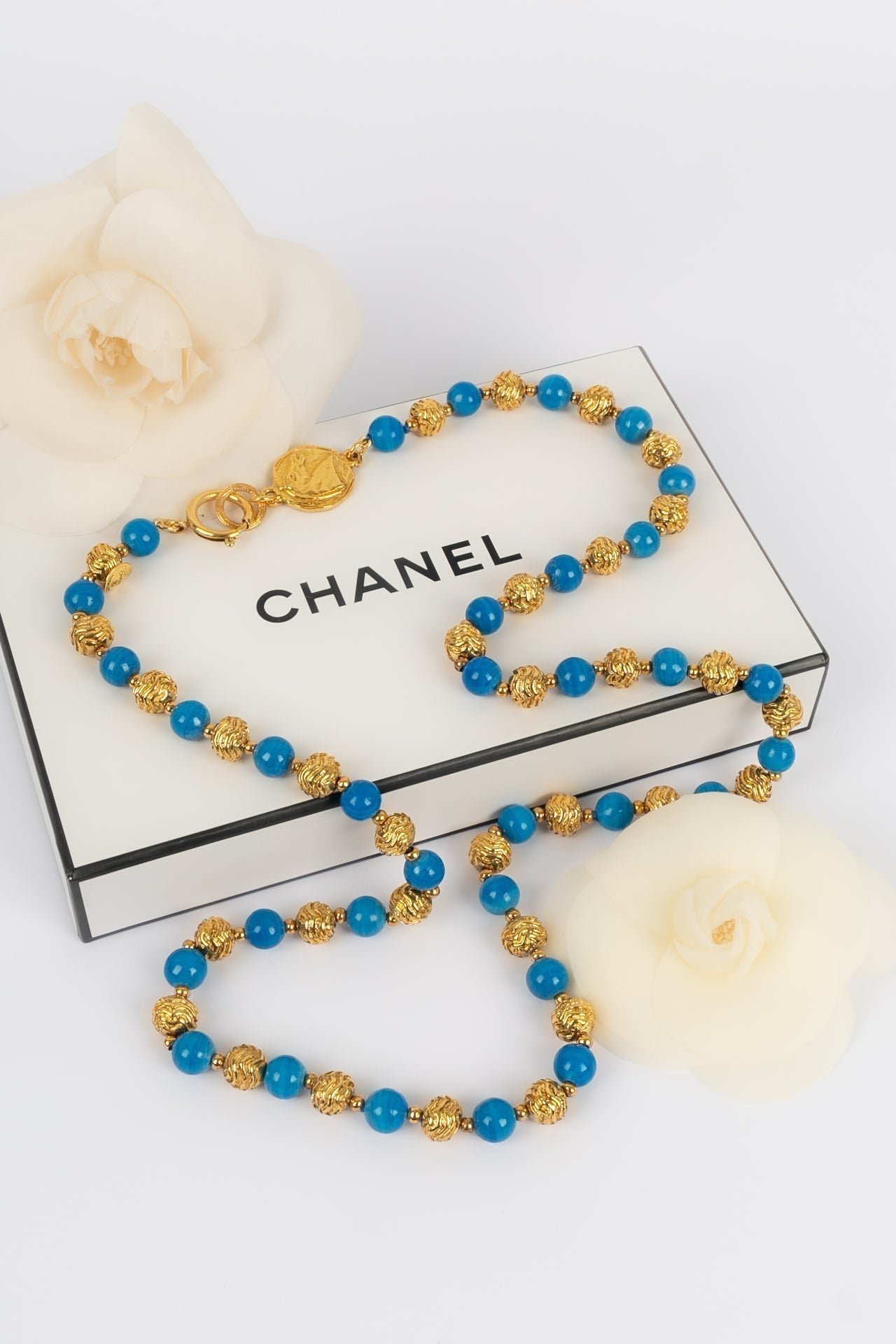 Collier bleu Chanel
