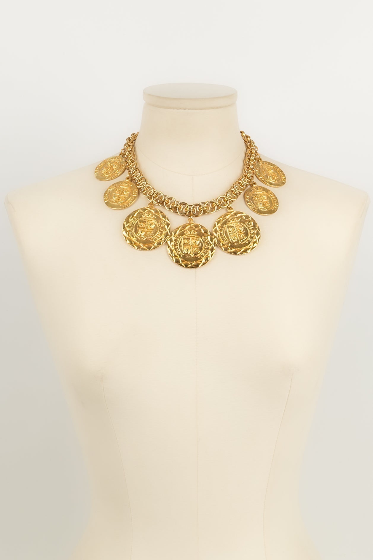 Collier doré Chanel