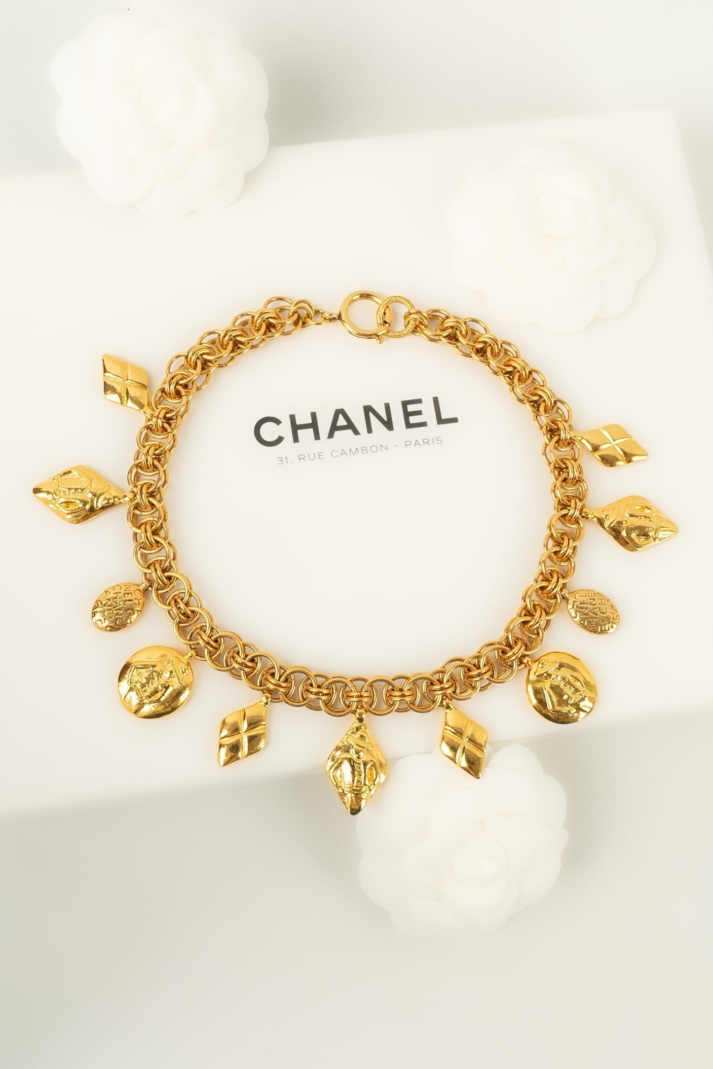 Collier doré Chanel