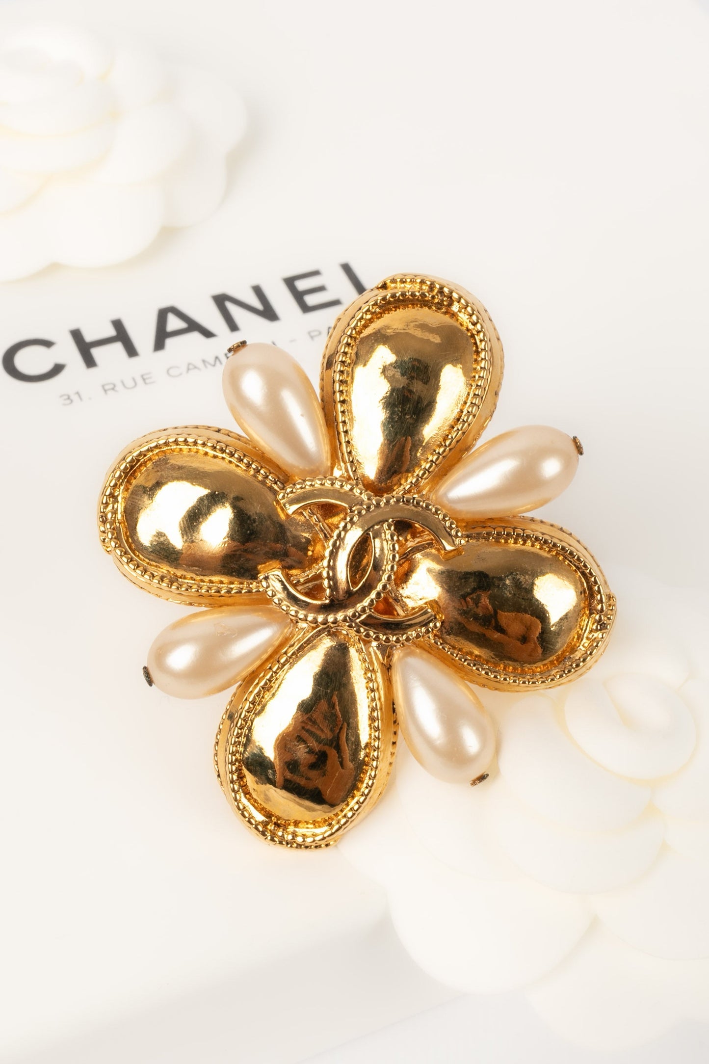 Broche croix Chanel 1997