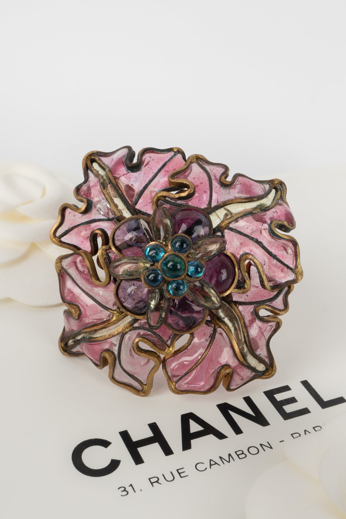 Broche en pâte de verre Chanel 1990s