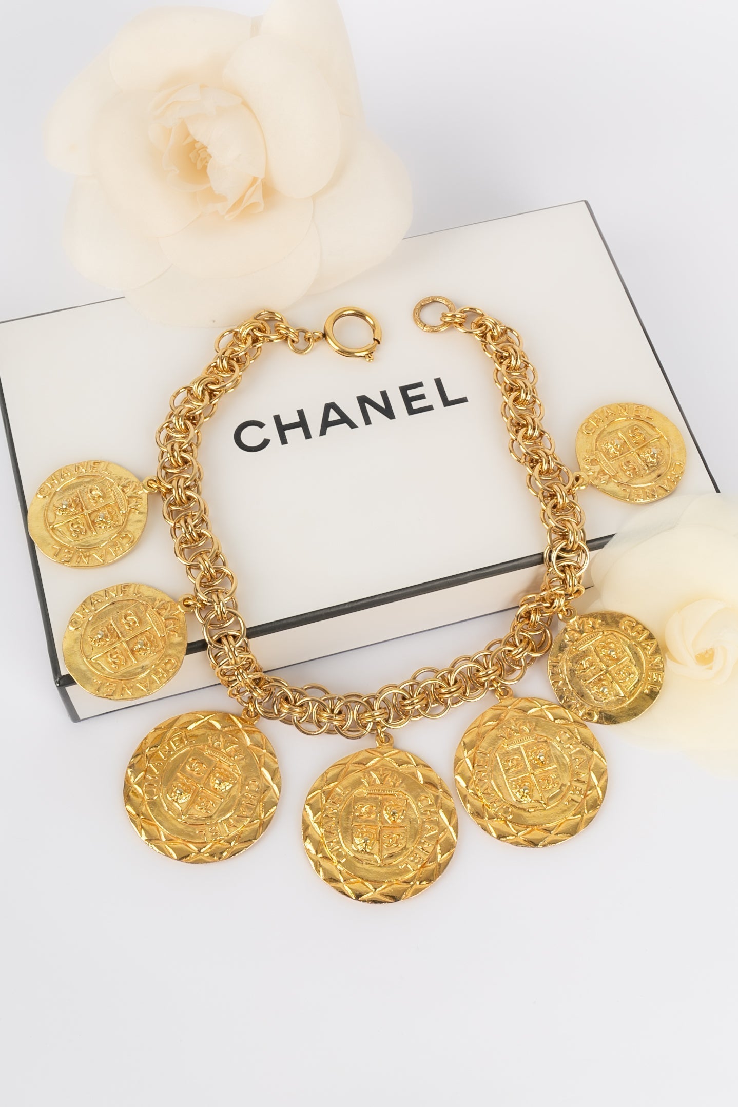 Collier doré Chanel