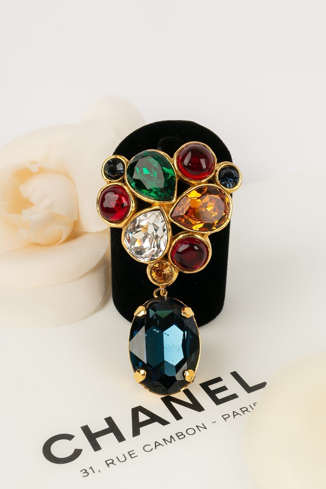 Broche strassée Chanel