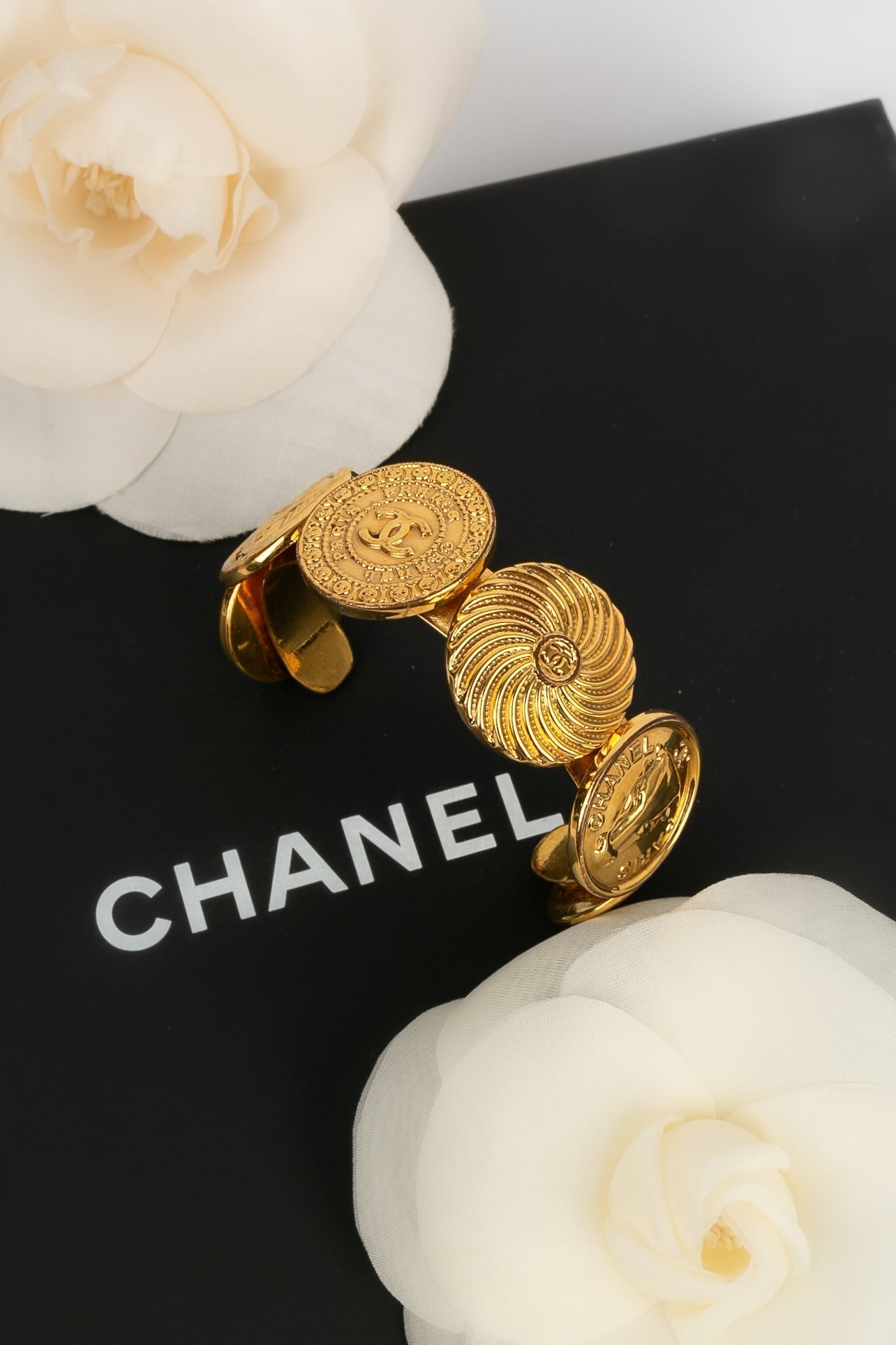 Bracelet doré Chanel