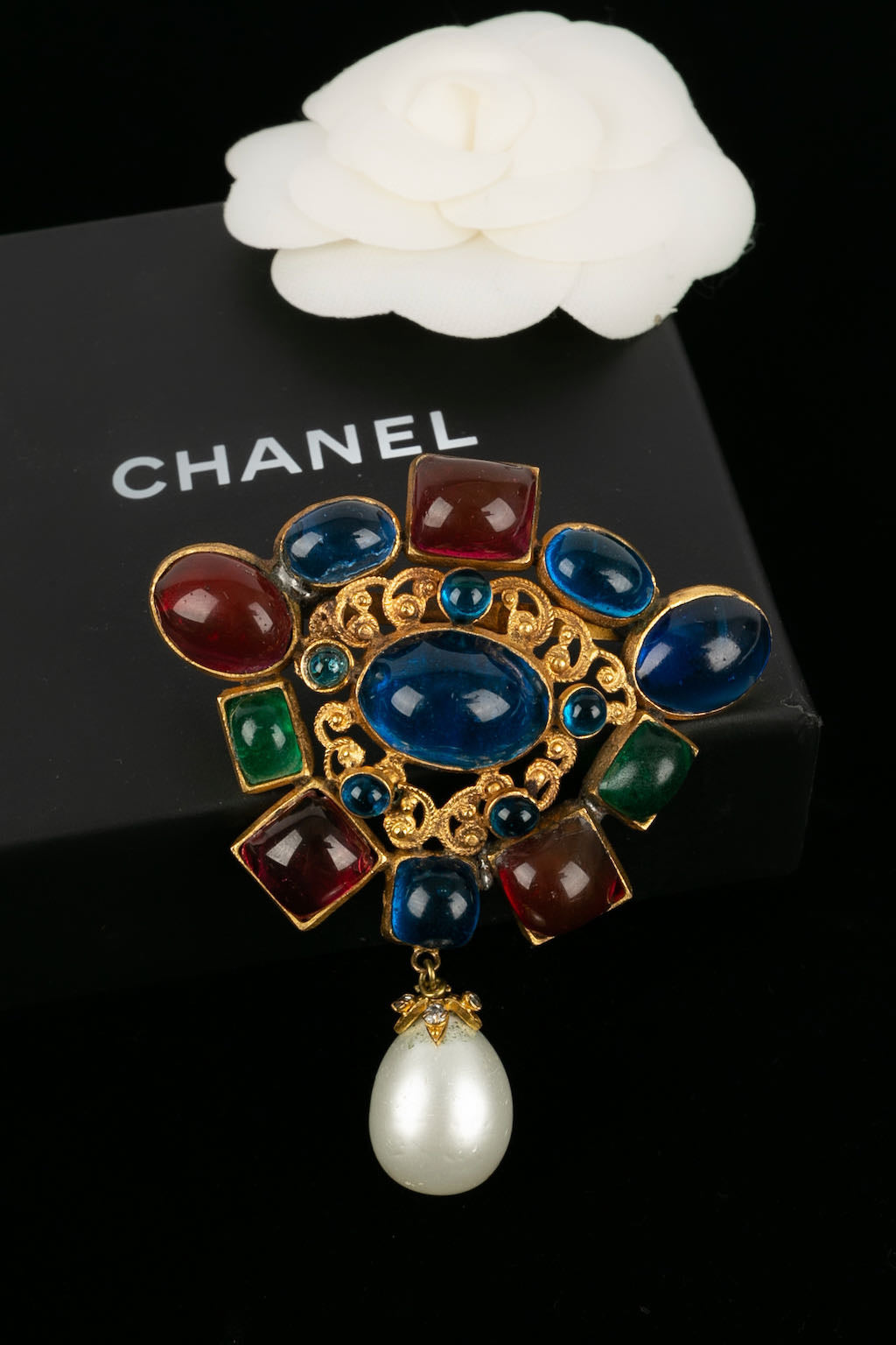 Broche en pâte de verre Chanel