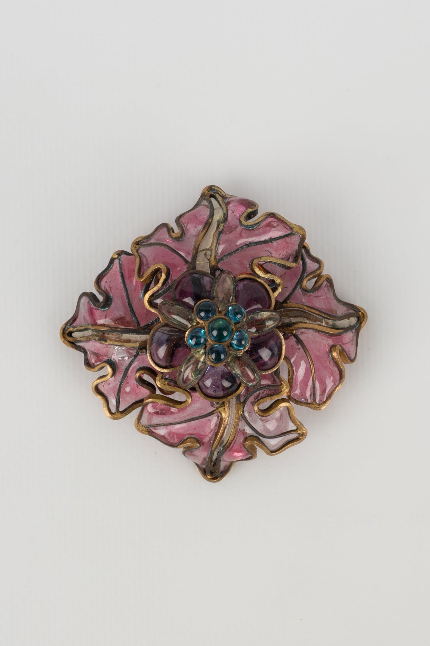 Broche en pâte de verre Chanel 1990s