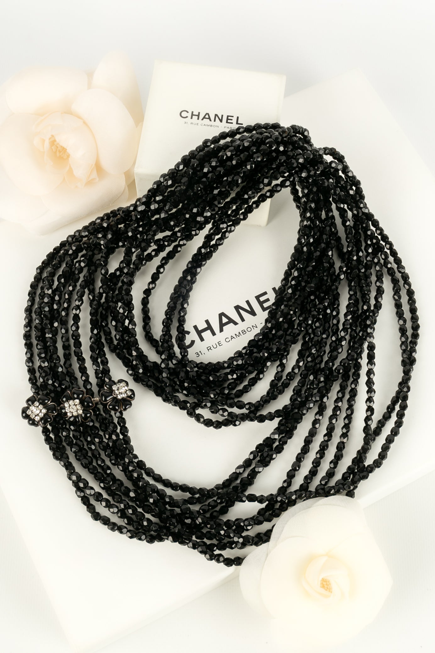 Collier camélias Chanel
