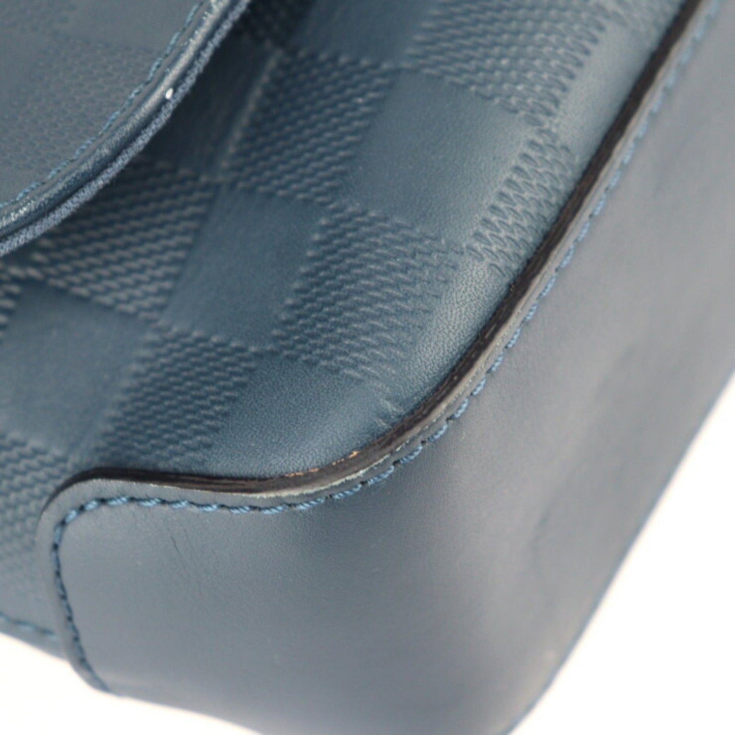 Louis Vuitton District  Leather Shoulder Bag ()