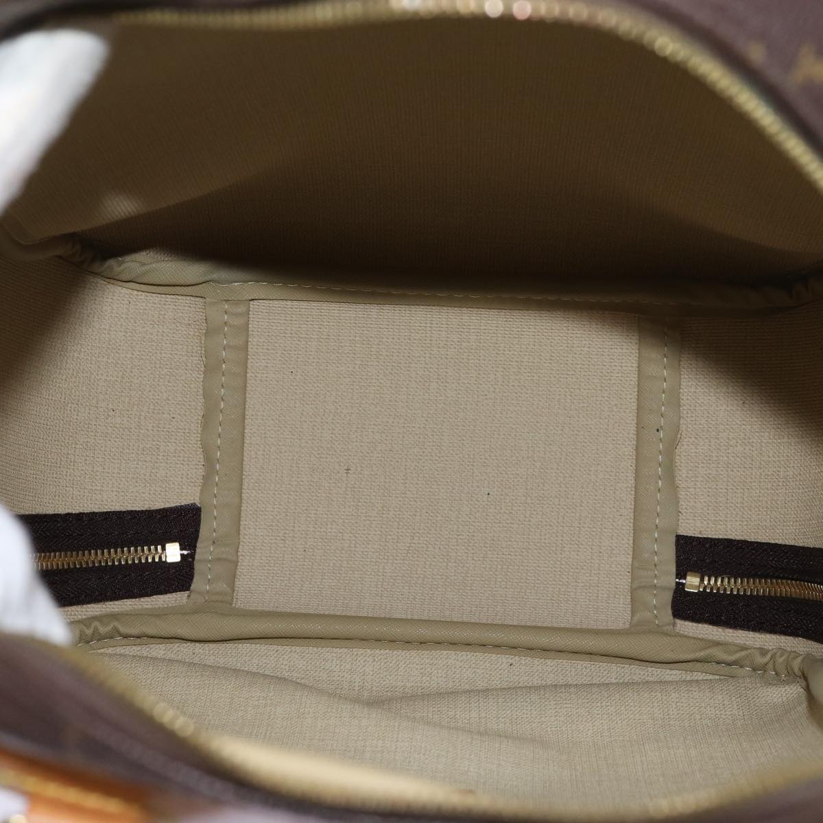 Louis Vuitton Excursion  Canvas Handbag ()