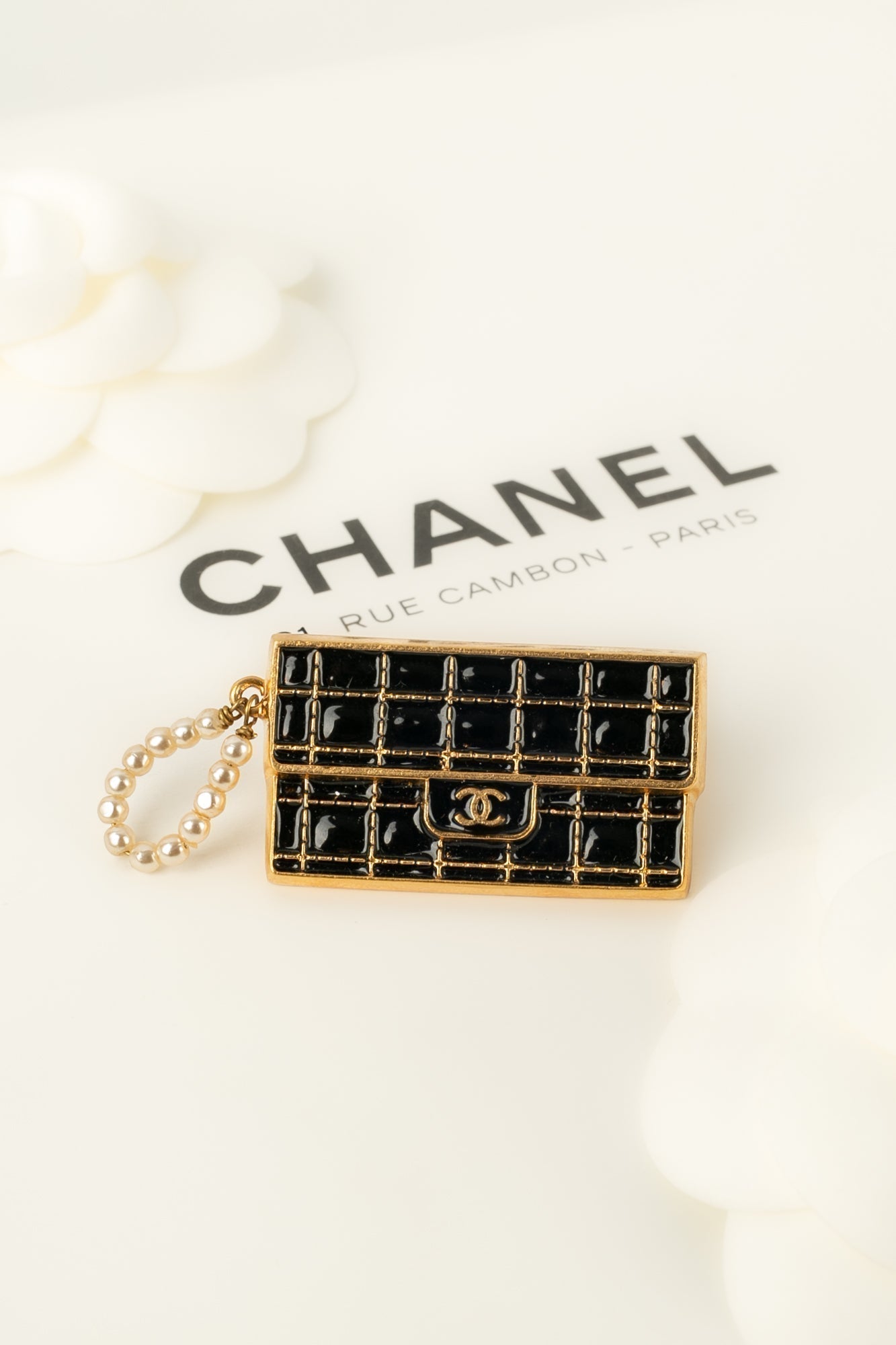 Broche / Pins "sac à main" Chanel 2002