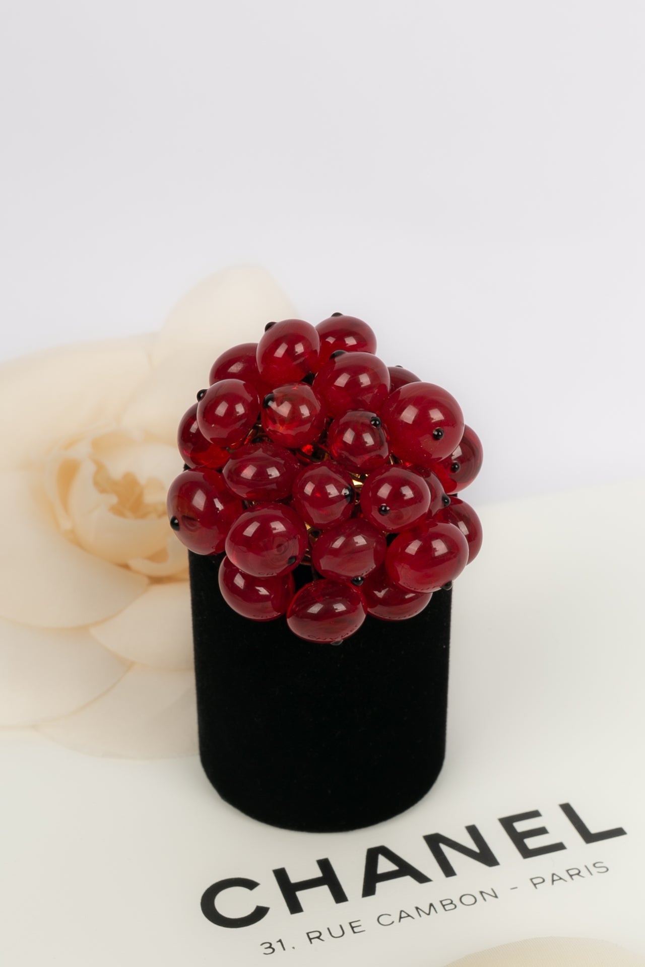 Broche en pâte de verre Chanel