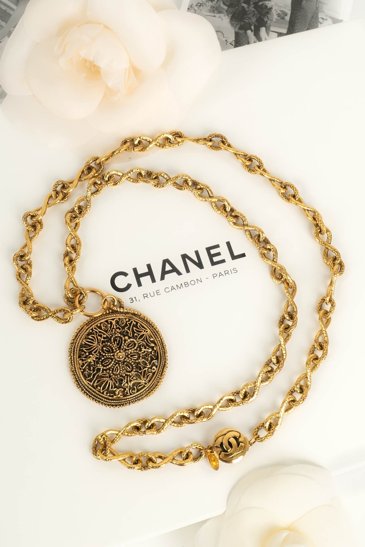 Collier médaillon Chanel 1986