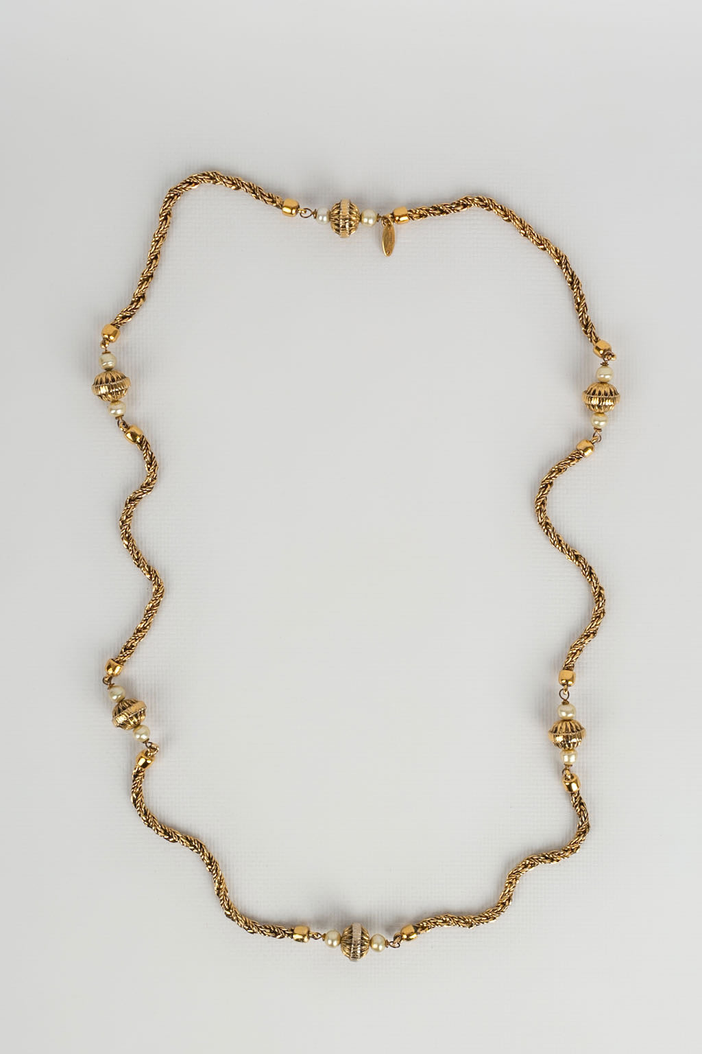 Collier doré Chanel 1984