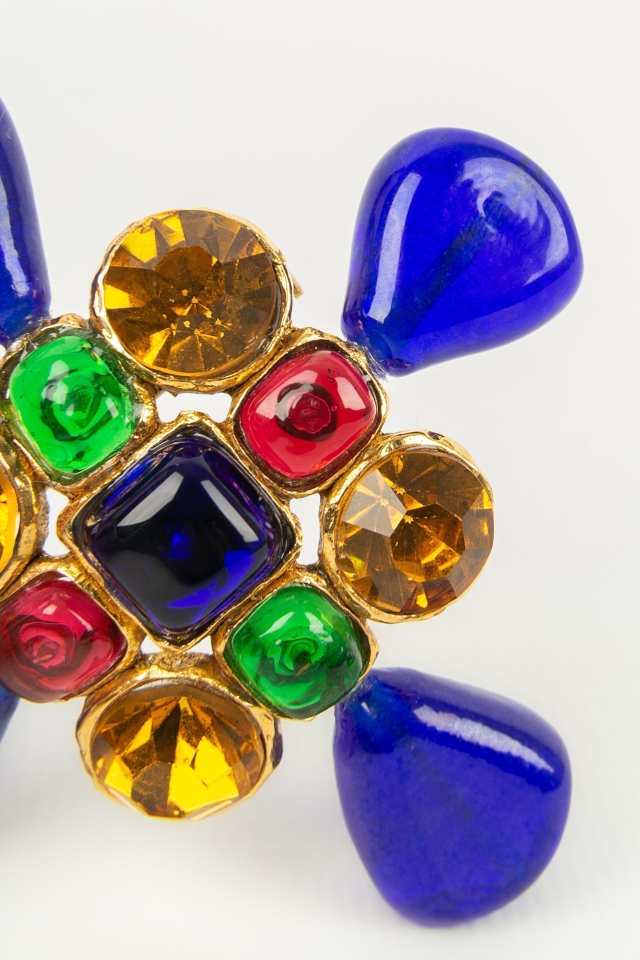 Broche en pâte de verre Chanel