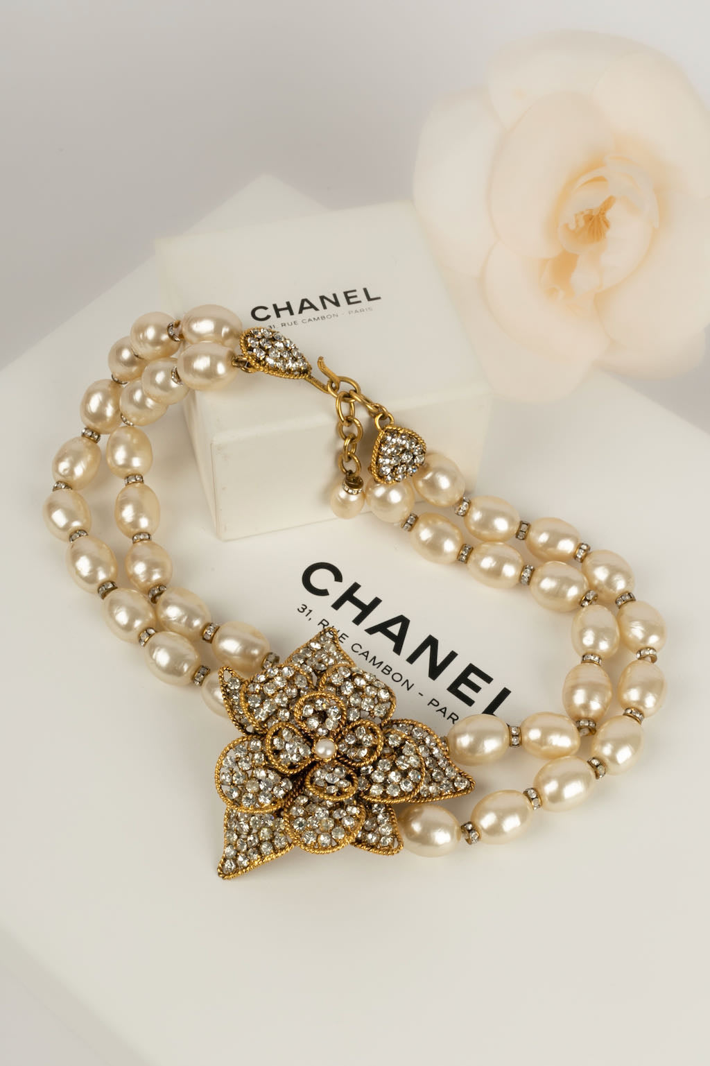 Collier camélia Chanel