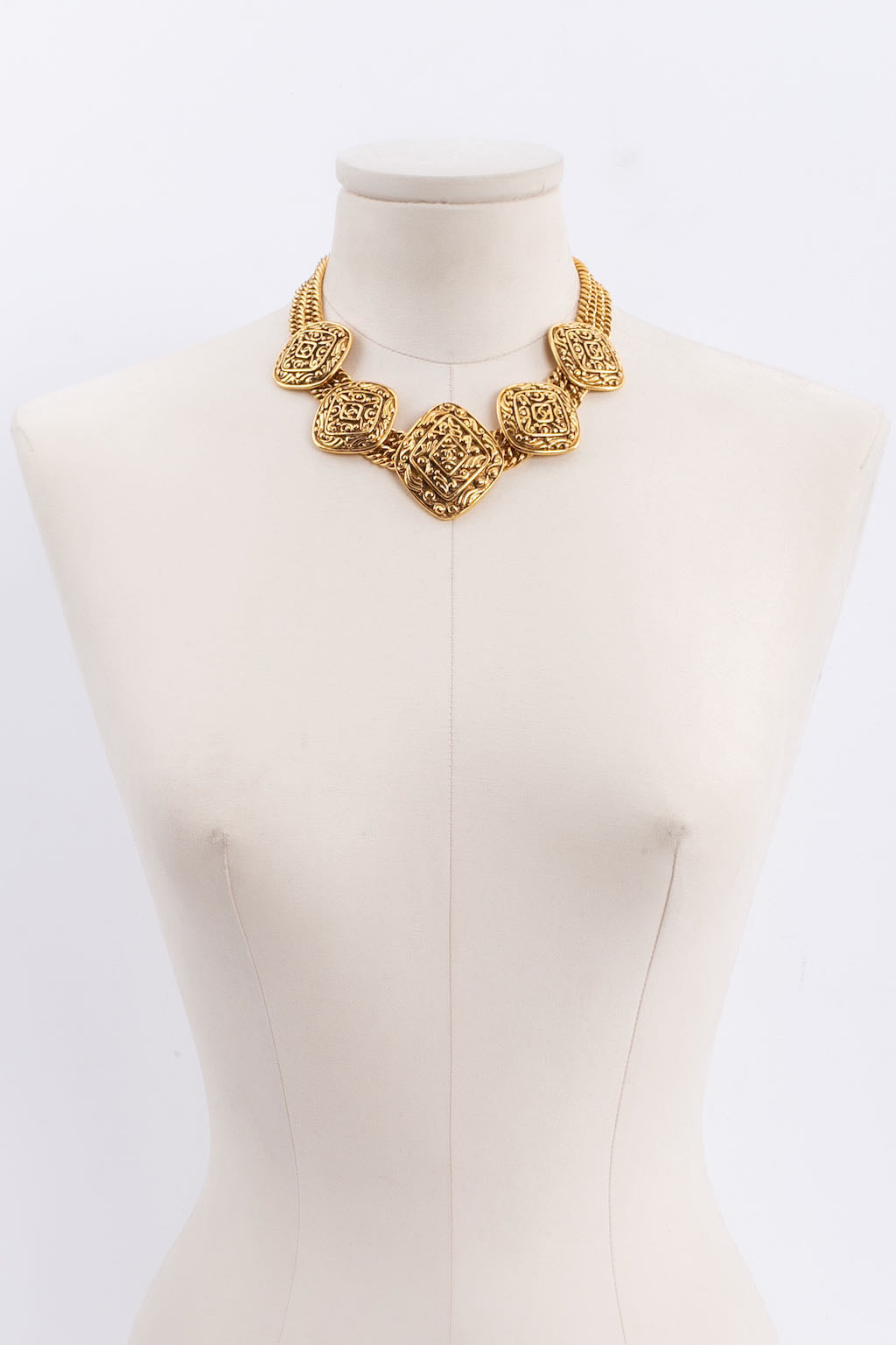 Collier court en métal doré Chanel 1980s
