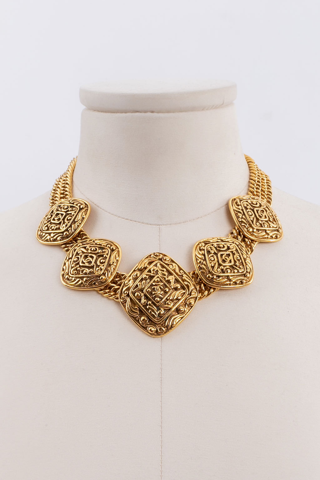 Collier court en métal doré Chanel 1980s