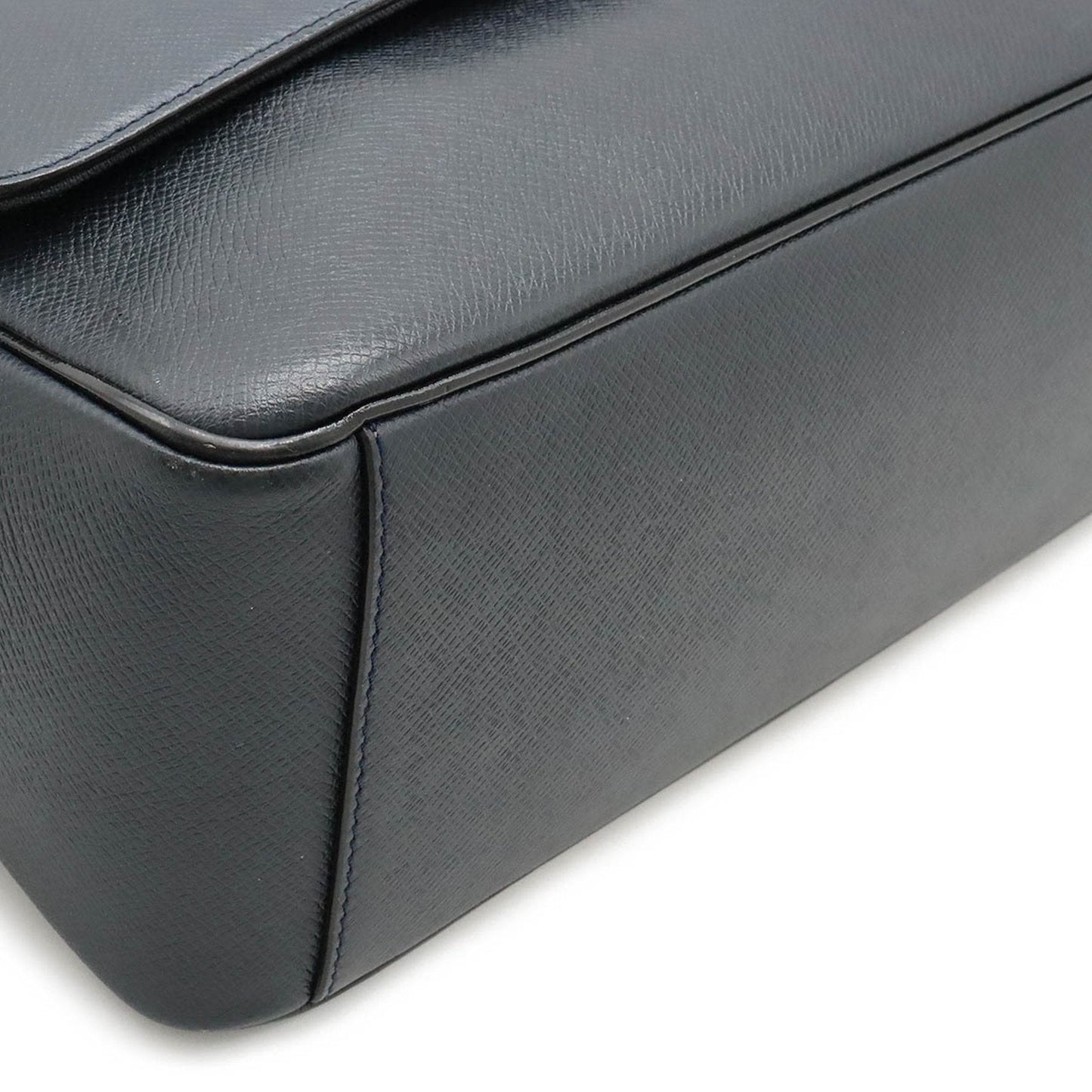 Louis Vuitton Messenger  Leather Shoulder Bag ()