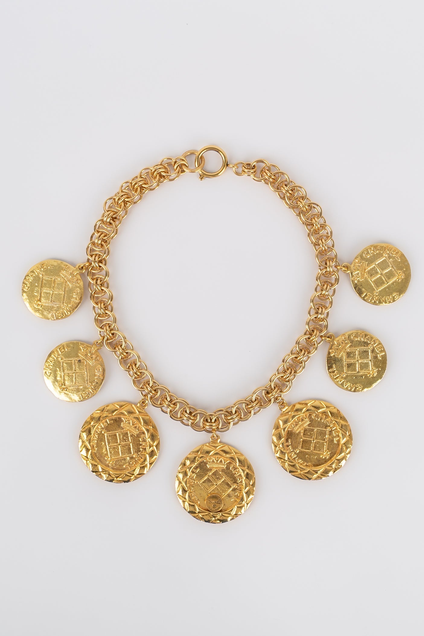 Collier doré Chanel