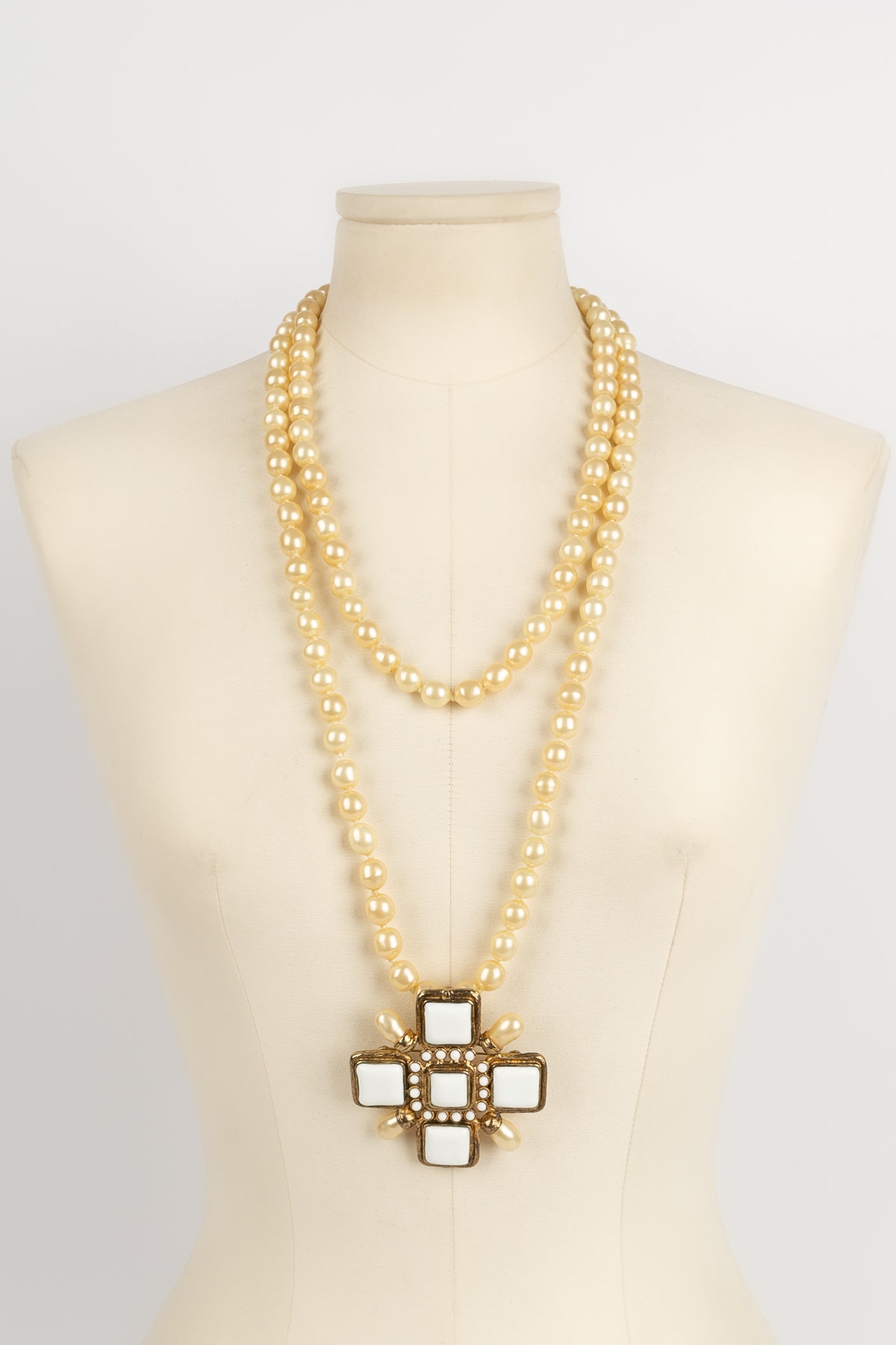 Collier croix Chanel