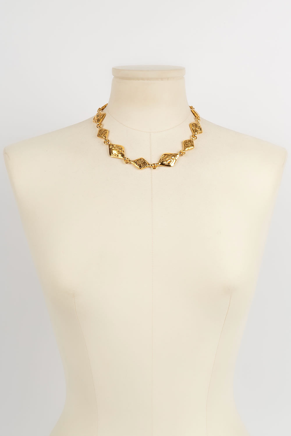 Collier court Chanel