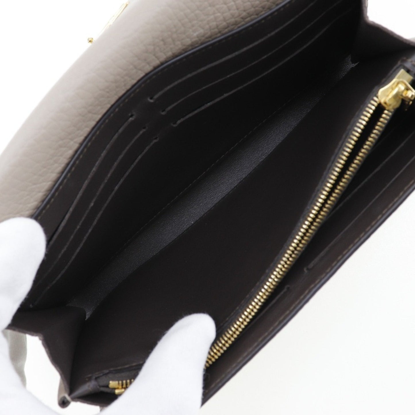Louis Vuitton Portefeuille Capucines  Leather Wallet  ()