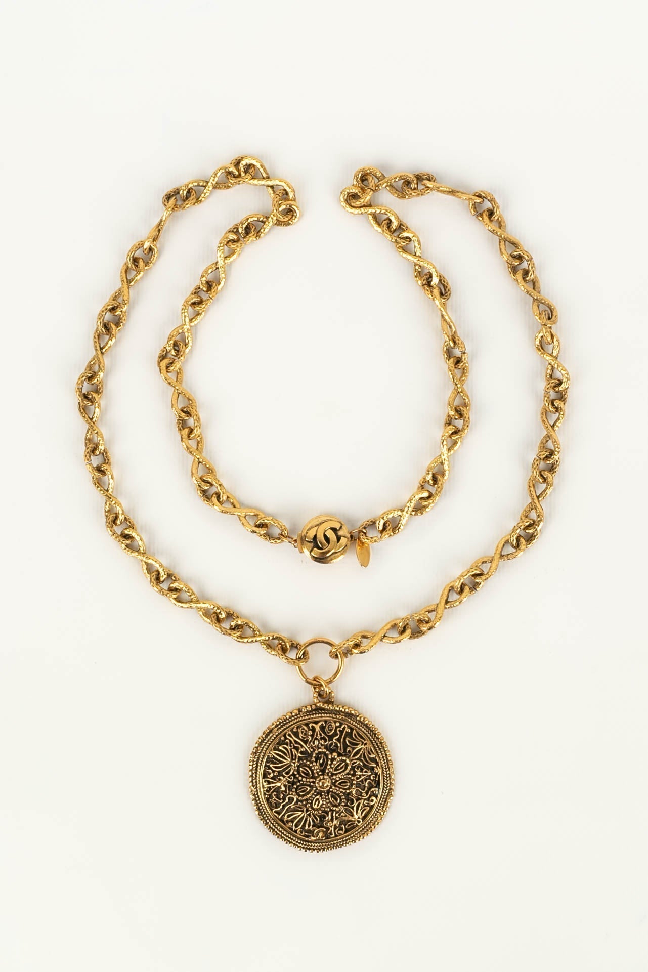 Collier médaillon Chanel 1986