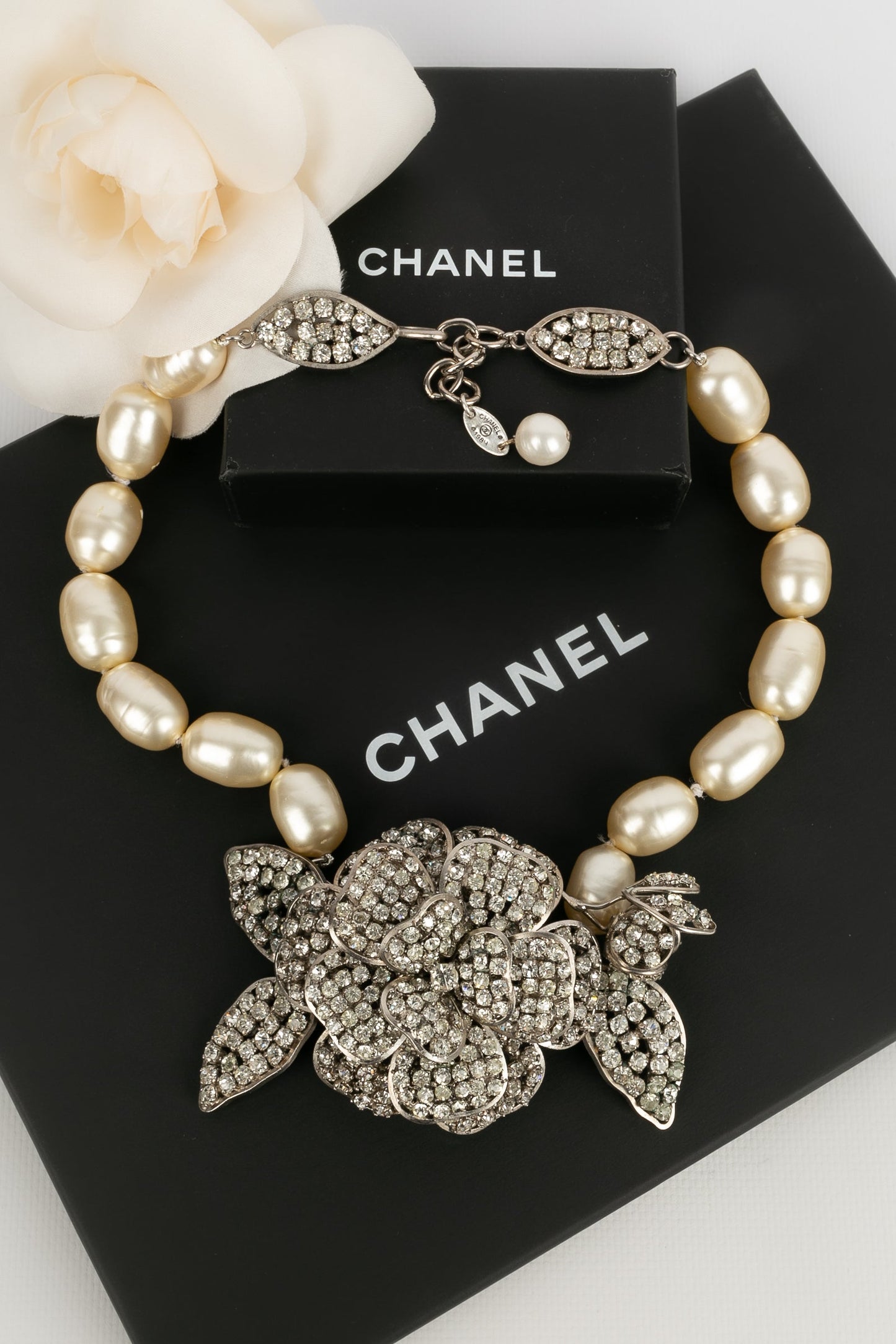 Collier camélia Chanel 1984