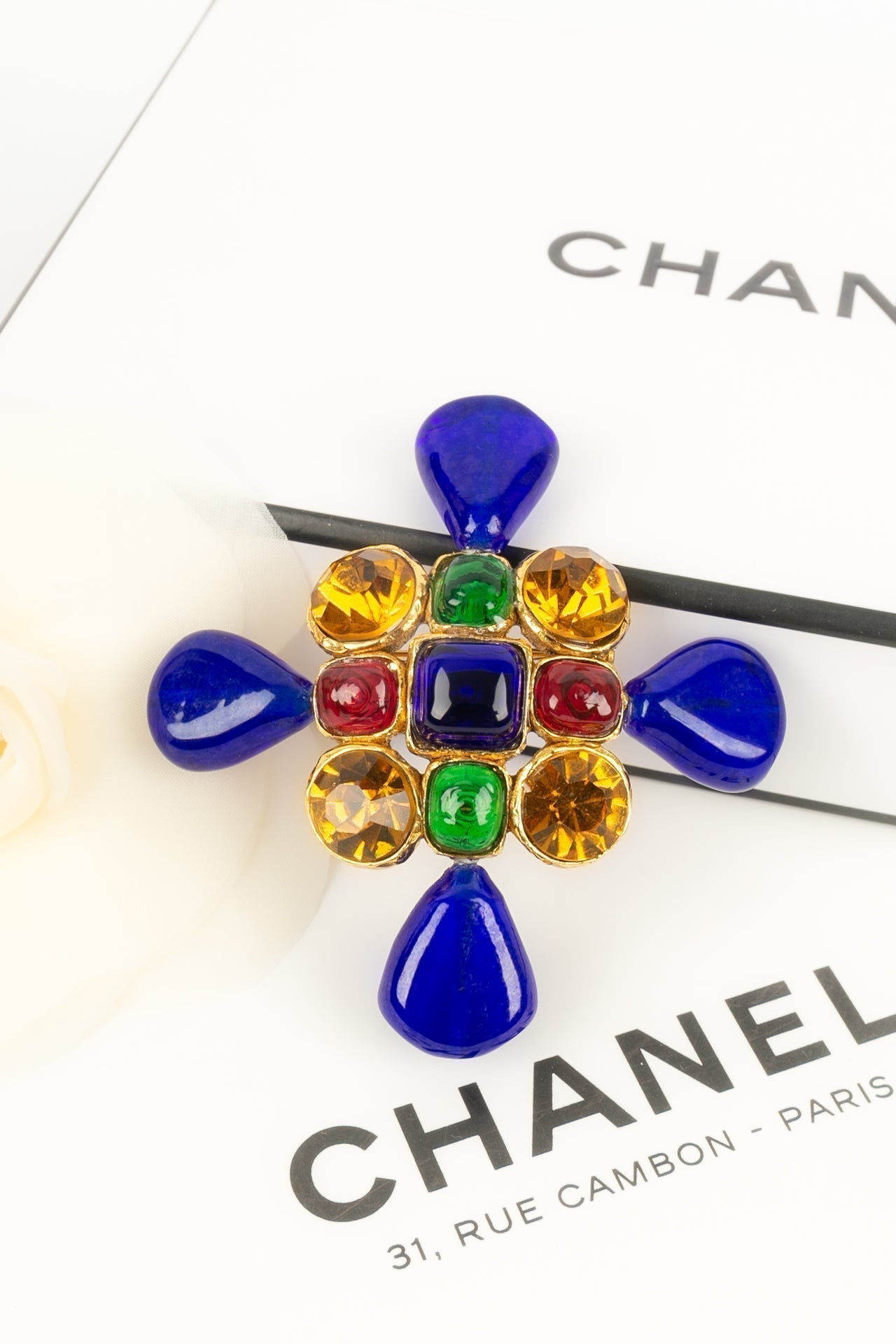 Broche en pâte de verre Chanel