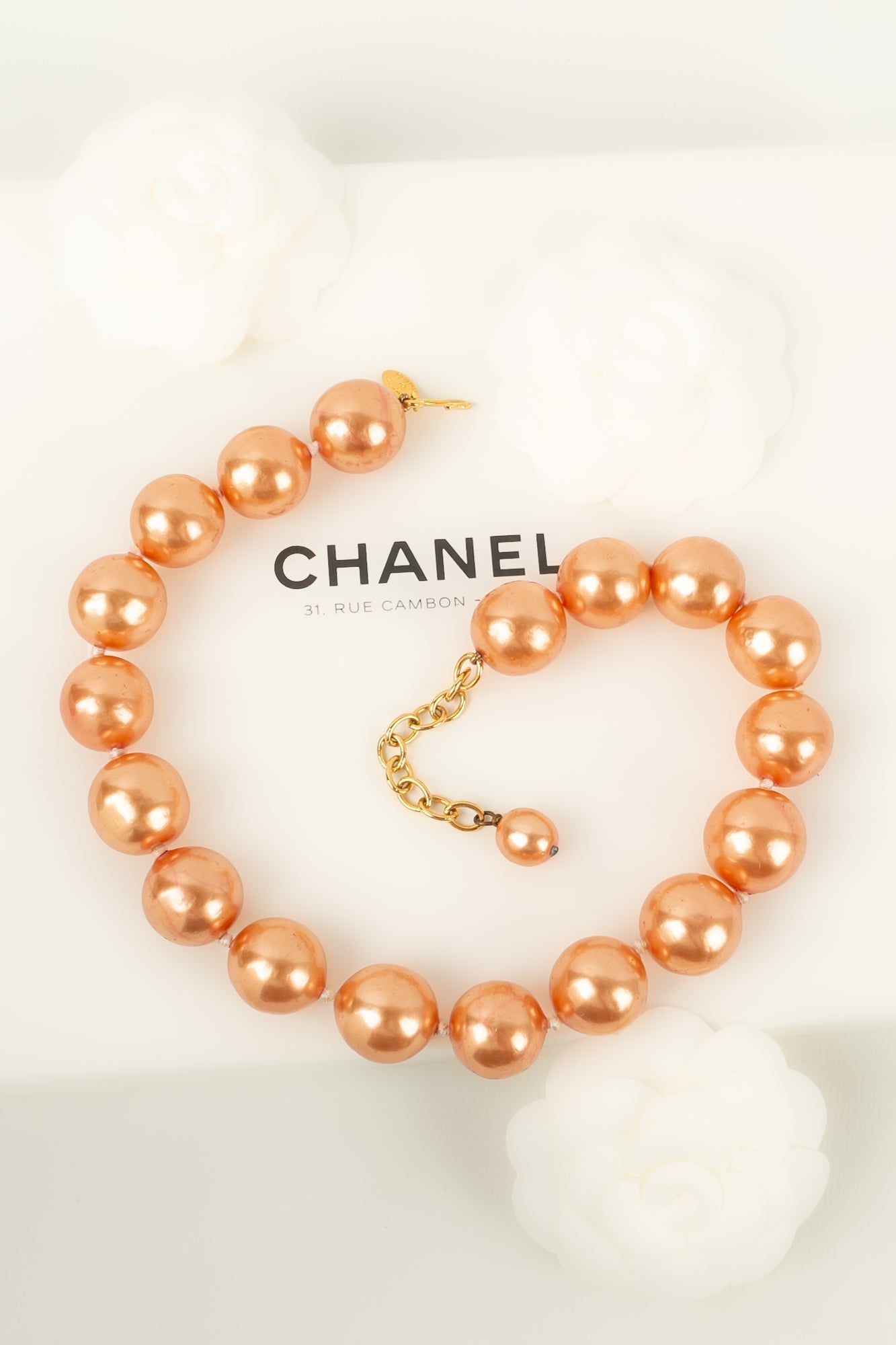 Collier de perles oranges Chanel